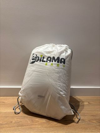 Cojín de lactancia Dilamababy gris lunares