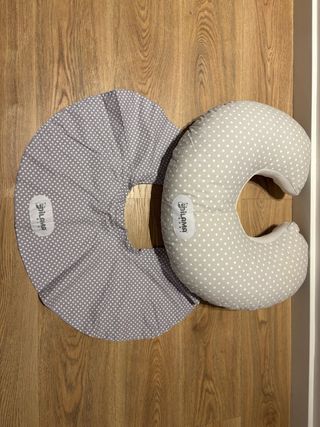 Cojín de lactancia Dilamababy gris lunares