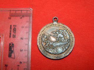 Preciosa medalla religiosa angeles sobre moribundo