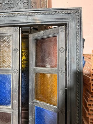 Ventana madera estilo árabe 3 hojas vidrieras