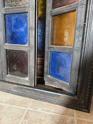 Ventana madera estilo árabe 3 hojas vidrieras
