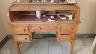 Escritorio de madera con cajones