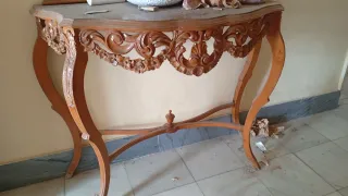 Escritorio de madera con cajones