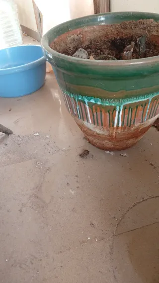 Escritorio de madera con cajones