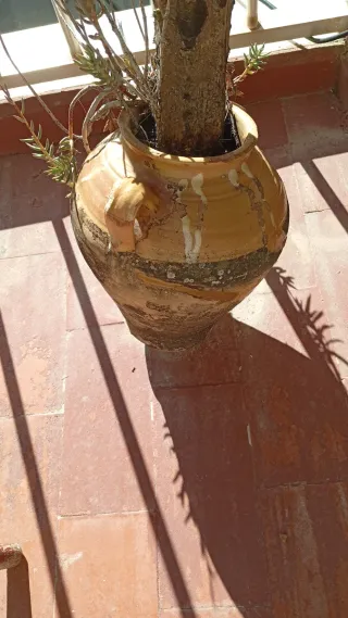 Escritorio de madera con cajones