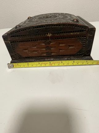 Cofre madera tallada a mano