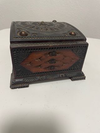 Cofre madera tallada a mano