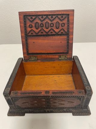 Cofre madera tallada a mano