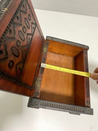 Cofre madera tallada a mano