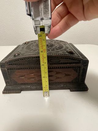 Cofre madera tallada a mano