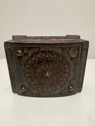 Cofre madera tallada a mano