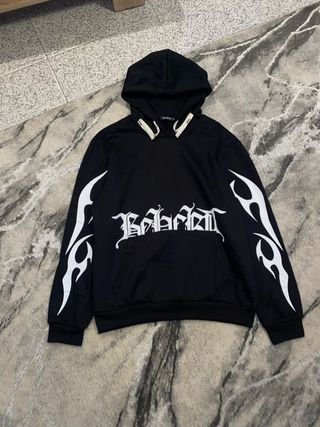 Sudadera con capucha negra y blanca