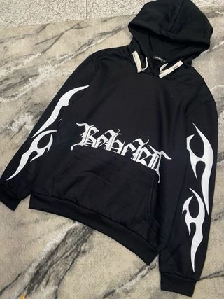 Sudadera con capucha negra y blanca