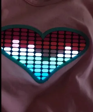 Camiseta rosa con pantalla LED