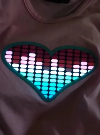 Camiseta rosa con pantalla LED