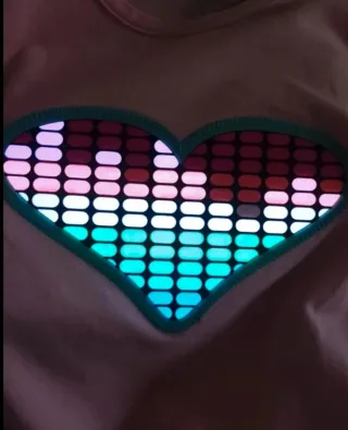 Camiseta rosa con pantalla LED