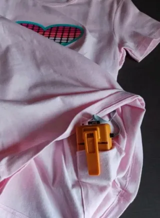 Camiseta rosa con pantalla LED