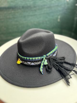 Cappello boho nero con dettagli colorati