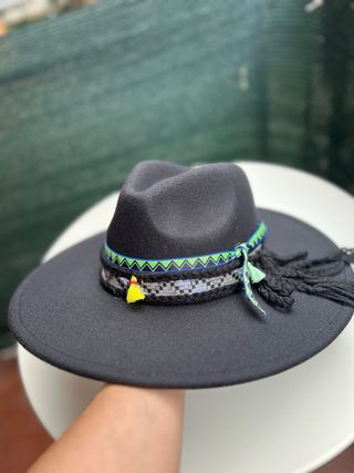 Cappello boho nero con dettagli colorati