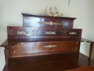 Mueble estilo Imperio de madera de caoba