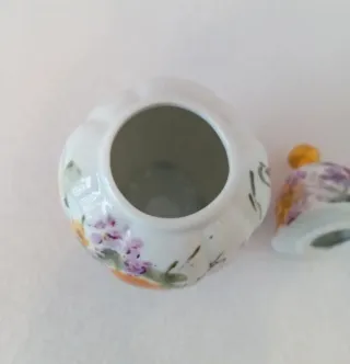 Pote de porcelana com flores dourado