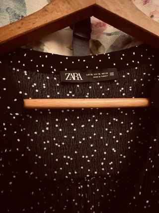 Vestido midi Zara lunares blanco/negro y cinturón