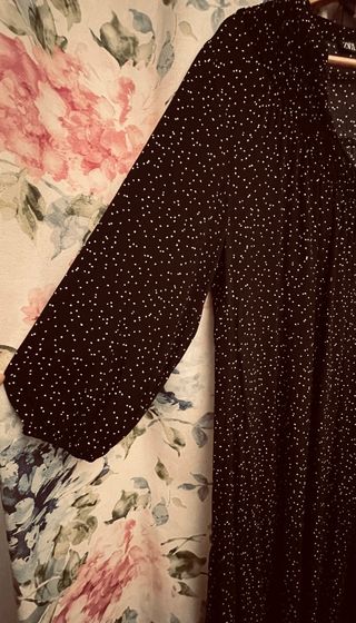 Vestido midi Zara lunares blanco/negro y cinturón