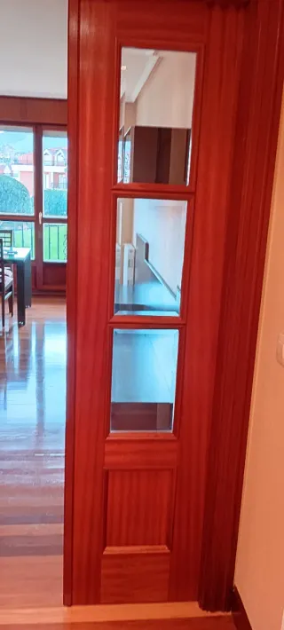 Puerta de salón de madera.  Recoger en Castro .