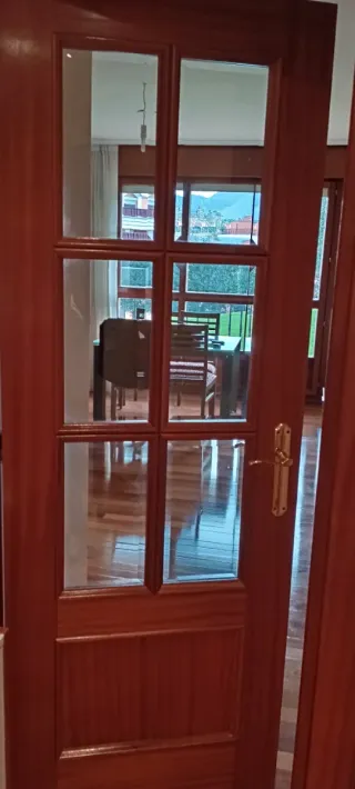 Puerta de salón de madera.  Recoger en Castro .