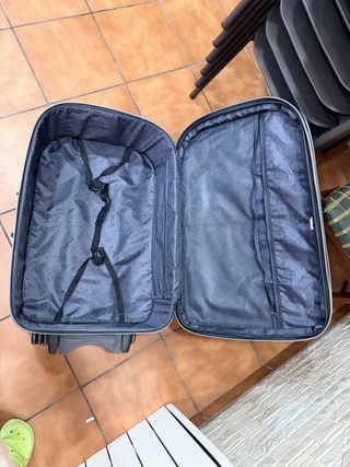 Maleta de viaje abierta