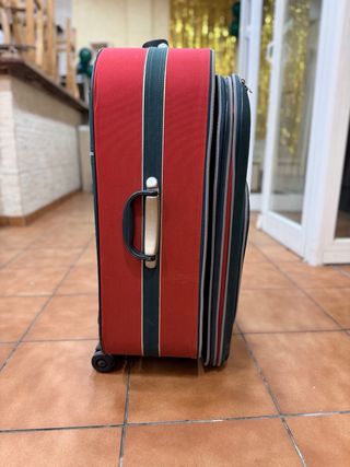 Maleta de viaje abierta