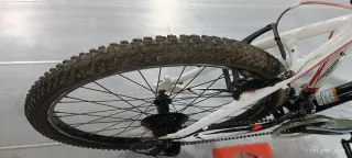 Bicicleta de montaña roja y blanca