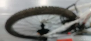 Bicicleta de montaña roja y blanca