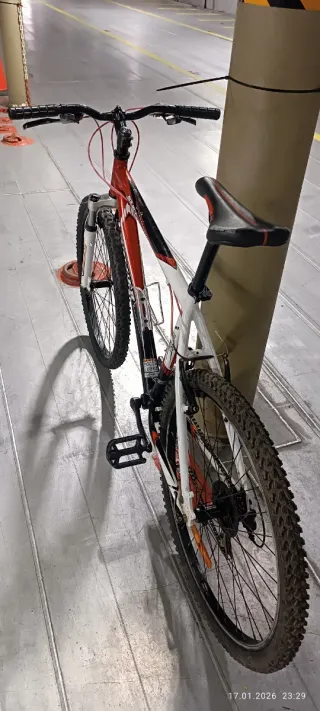 Bicicleta de montaña roja y blanca