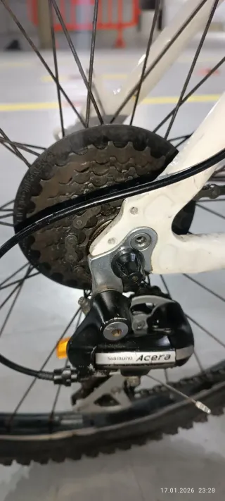 Bicicleta de montaña roja y blanca