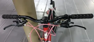 Bicicleta de montaña roja y blanca