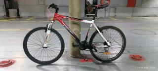 Bicicleta de montaña roja y blanca