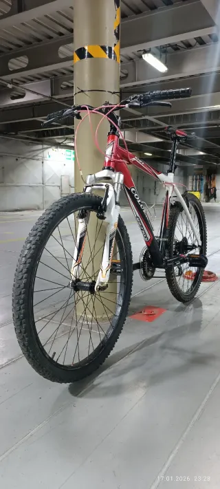 Bicicleta de montaña roja y blanca