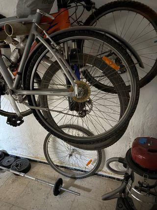 Bicicleta de montaña gris