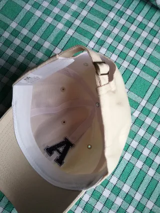 Gorra beige con letra A