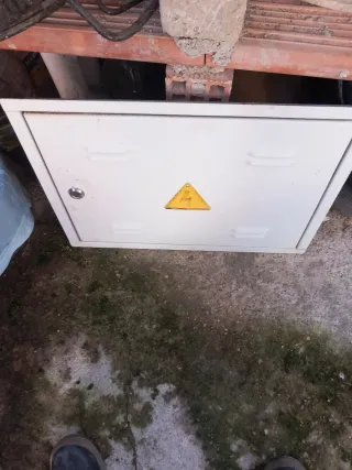 Puerta metálica cuadro eléctrico