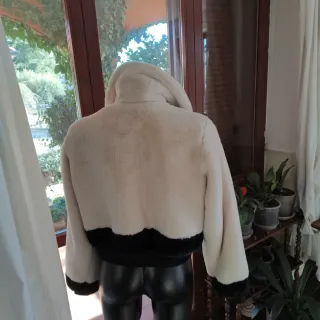 Giubbino ecopelliccia beige e nero modello Teddy