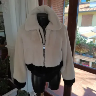 Giubbino ecopelliccia beige e nero modello Teddy