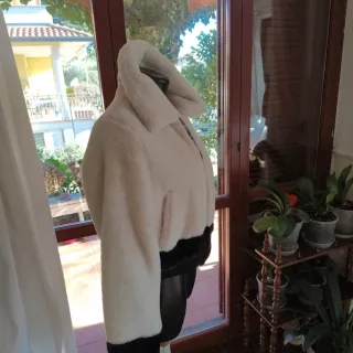 Giubbino ecopelliccia beige e nero modello Teddy