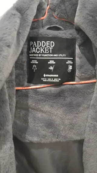 Abrigo acolchado gris con forro de pelo