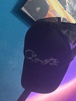 Gorra negra con detalles plateados