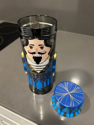 Cascanueces de metal azul y dorado