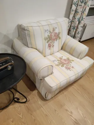 Sillón de tela floral beige y rosa