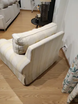 Sillón de tela floral beige y rosa