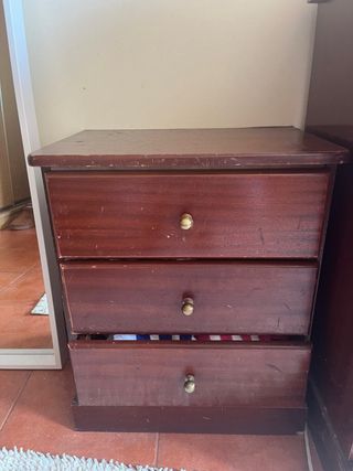 Mesa de cabeceira em madeira